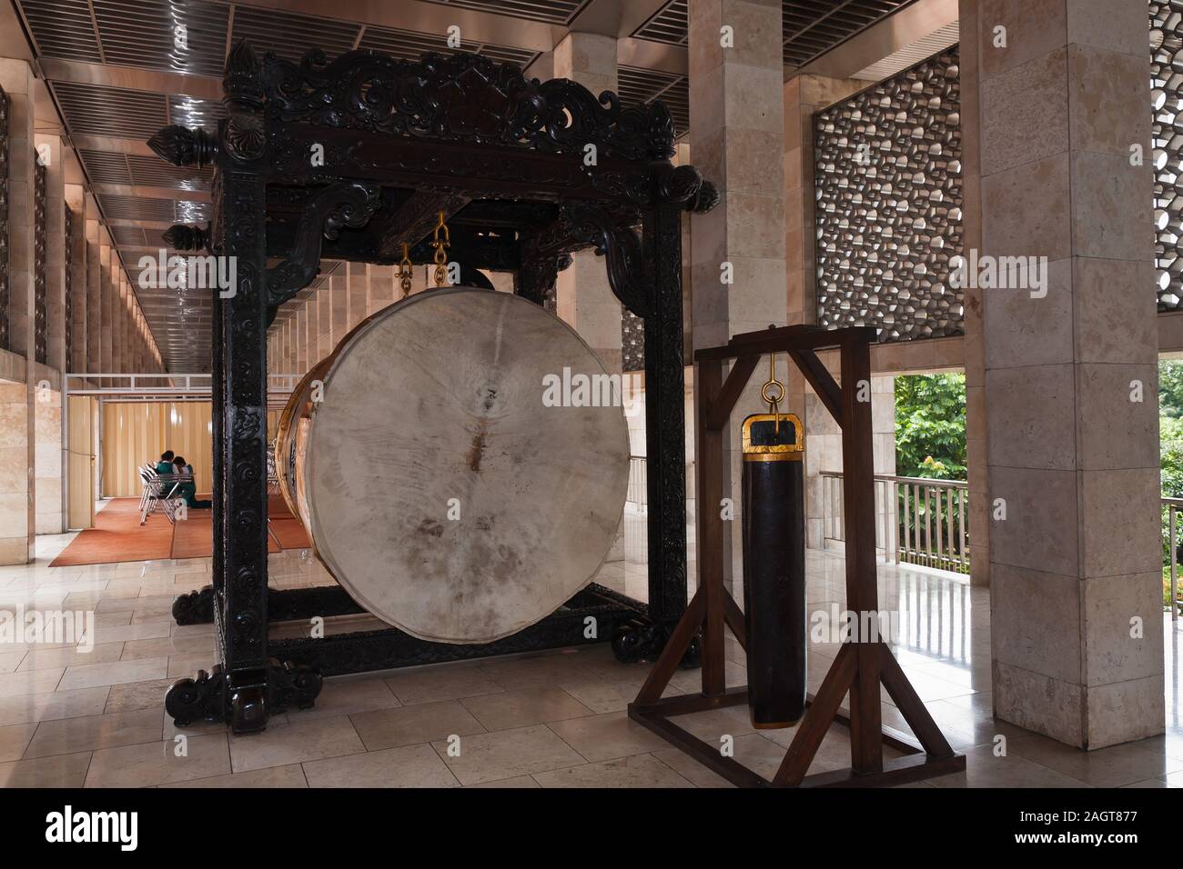 Un grosso tamburo rituale in Masjid Istiqlal (indipendenza Moschea), Giacarta Foto Stock