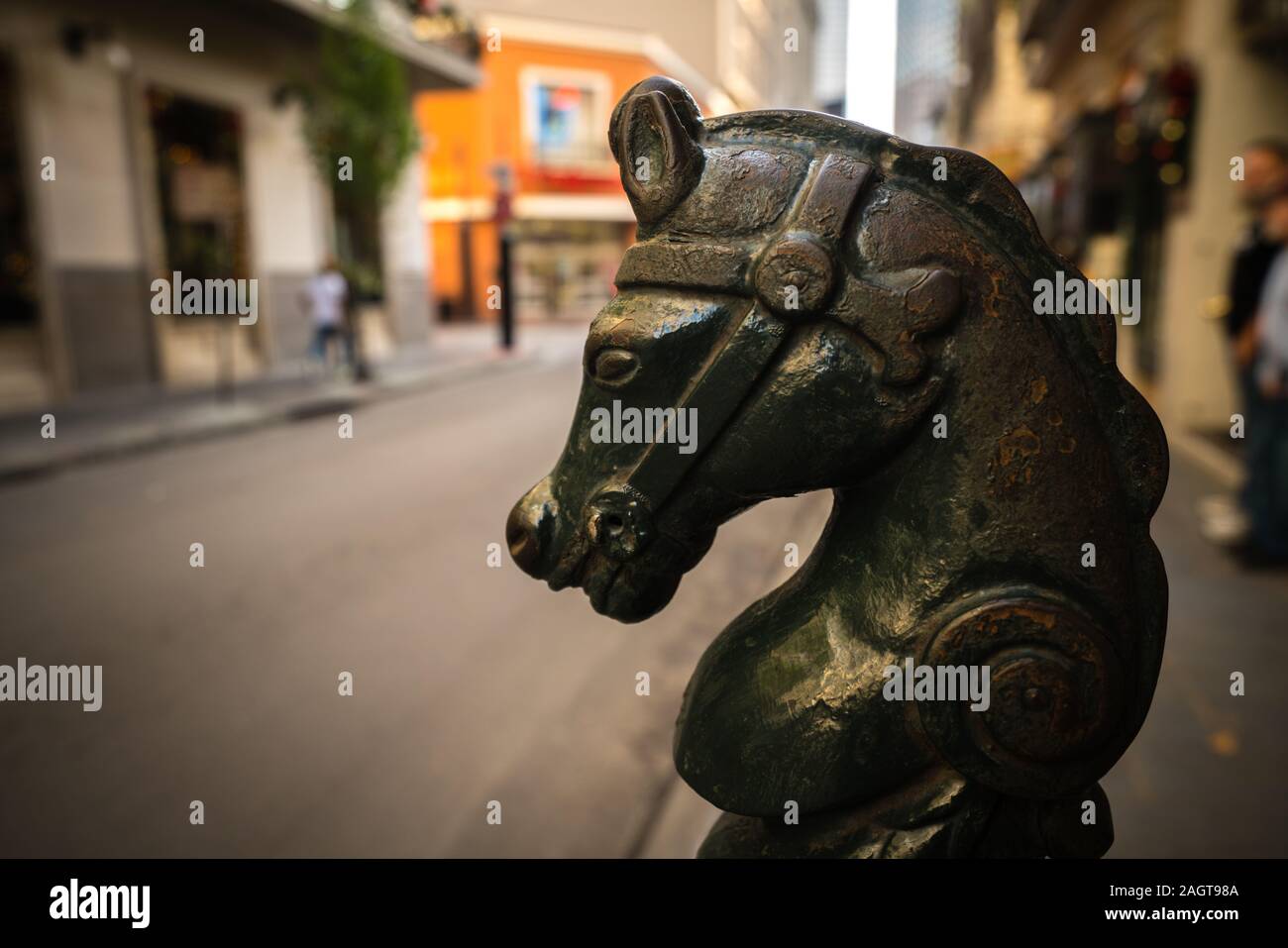 Un ferro da stiro cavalli testa adorna di un post di aggancio lungo la Royal Street nel Quartiere Francese di New Orleans. Foto Stock