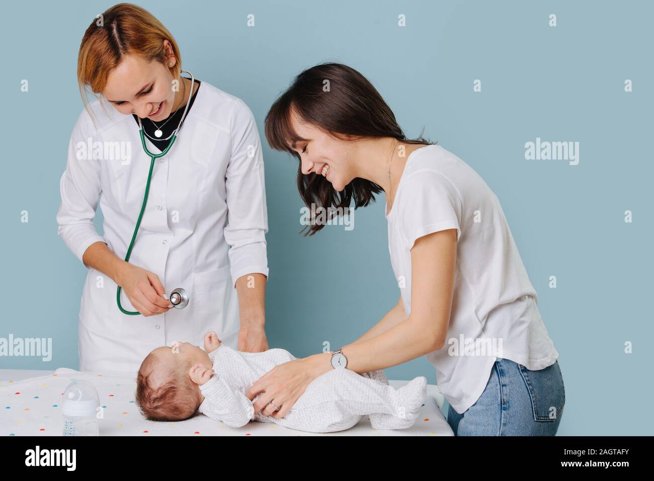 La mamma ed il suo neonato figlio presso il medico nomina Foto Stock