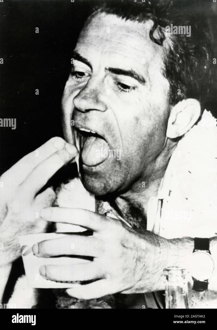 Vice Presidente USA Richard Nixon avente uno yogurt con le sue dita, Stati Uniti d'America degli anni cinquanta Foto Stock