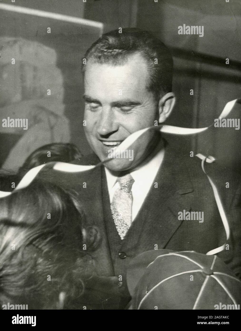 Vice Presidente USA Richard Nixon firma autografi per i bambini, Roma, Italia 1957 Foto Stock