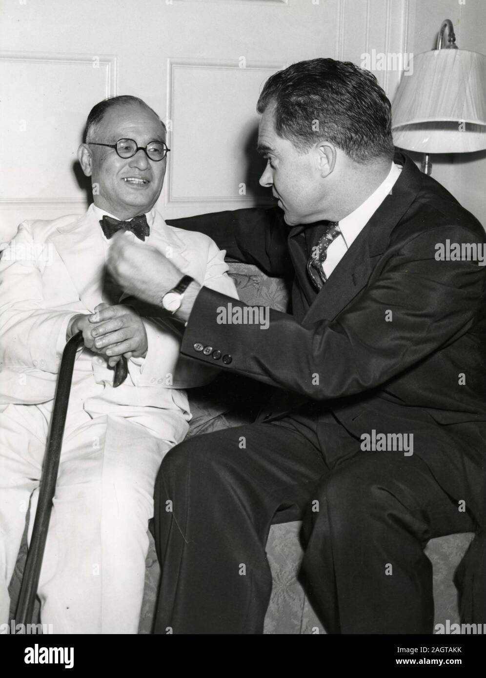 Vice Presidente USA Richard Nixon con la Giapponese Ministro degli esteri Shigemitsu, Washington DC, Stati Uniti d'America 1955 Foto Stock