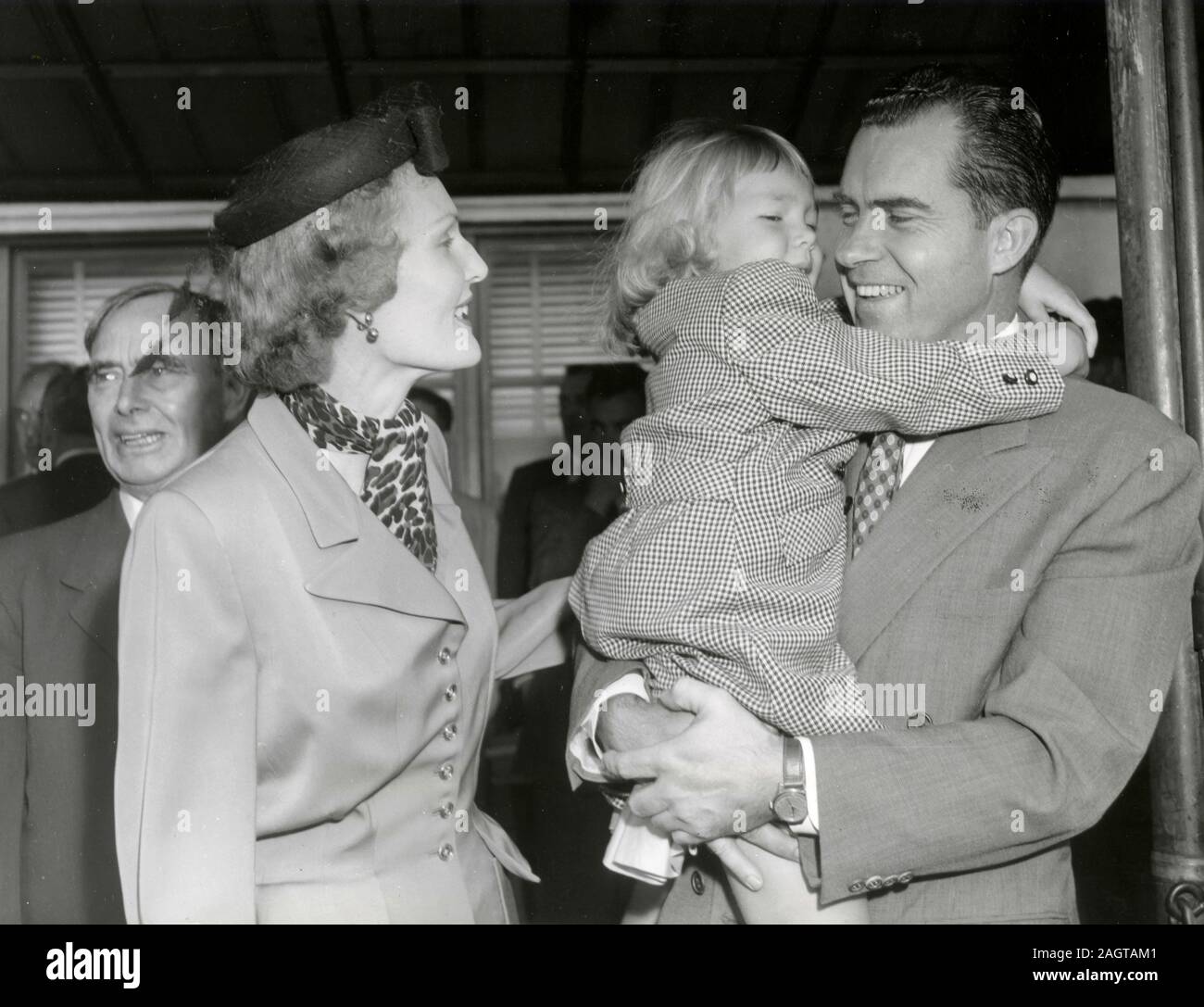 Vice Presidente USA Richard Nixon con sua moglie Pat Ryan e il loro bambino Tricia, Stati Uniti d'America degli anni cinquanta Foto Stock