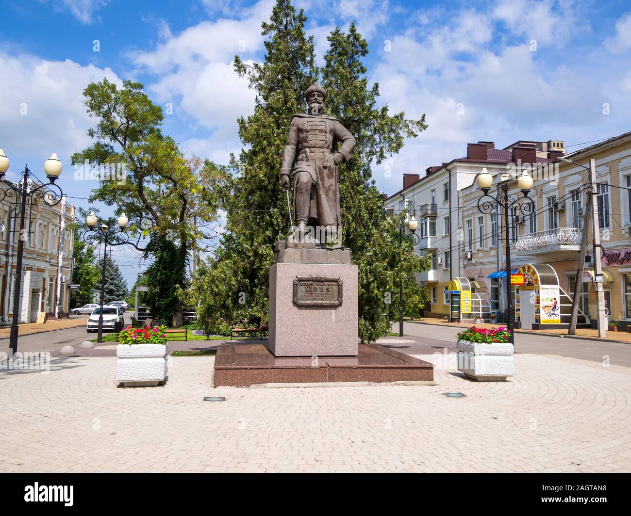 Azov, Russia - Luglio 27, 2019: Moskovskaya street e il monumento a A.S. Shein, la città di Azov, Rostov Regione Foto Stock