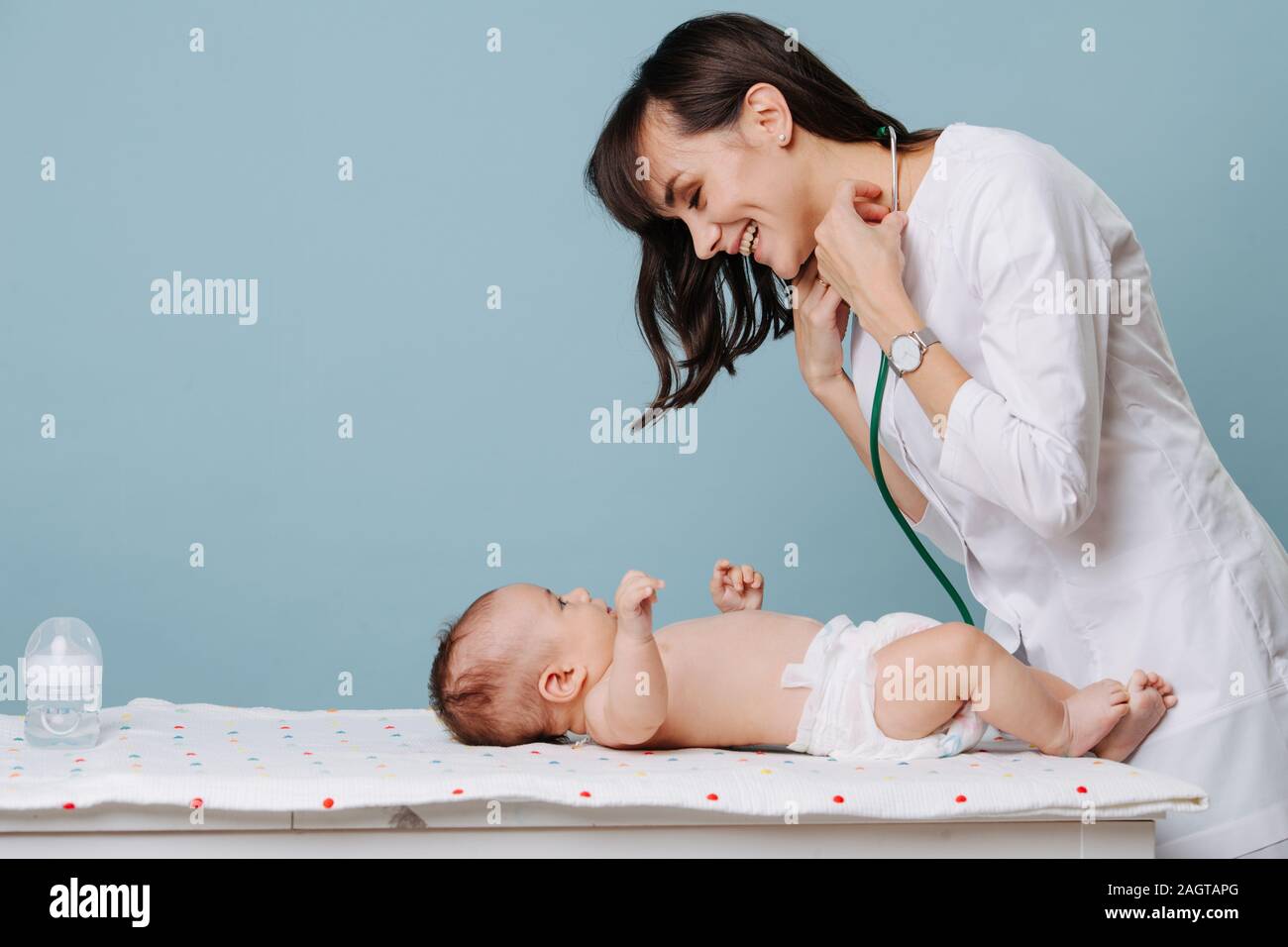 Medico pediatra comunica e gioca con il bambino Foto Stock