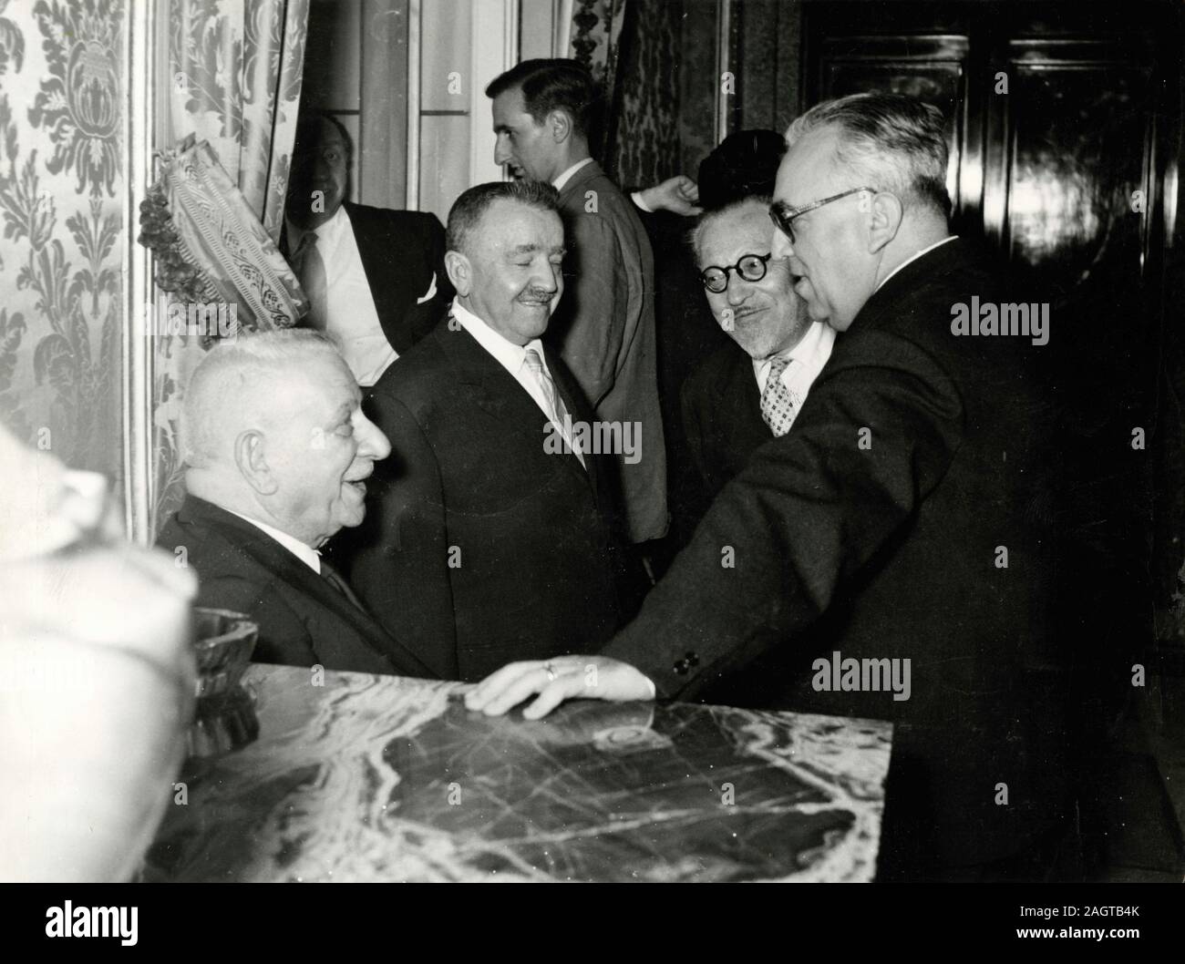I politici italiani Raffaele De Caro, Silvio Gava e Giuseppe Romita dopo nel Governo Scelba giuramento, Roma, Italia 1954 Foto Stock