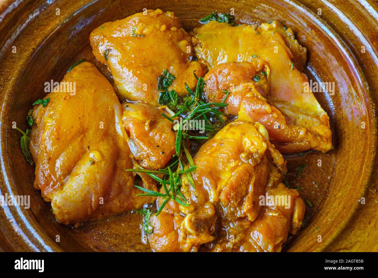 Gastronomia marocchina. Tajine di pollo, cucina tradizionale dal Marocco Foto Stock