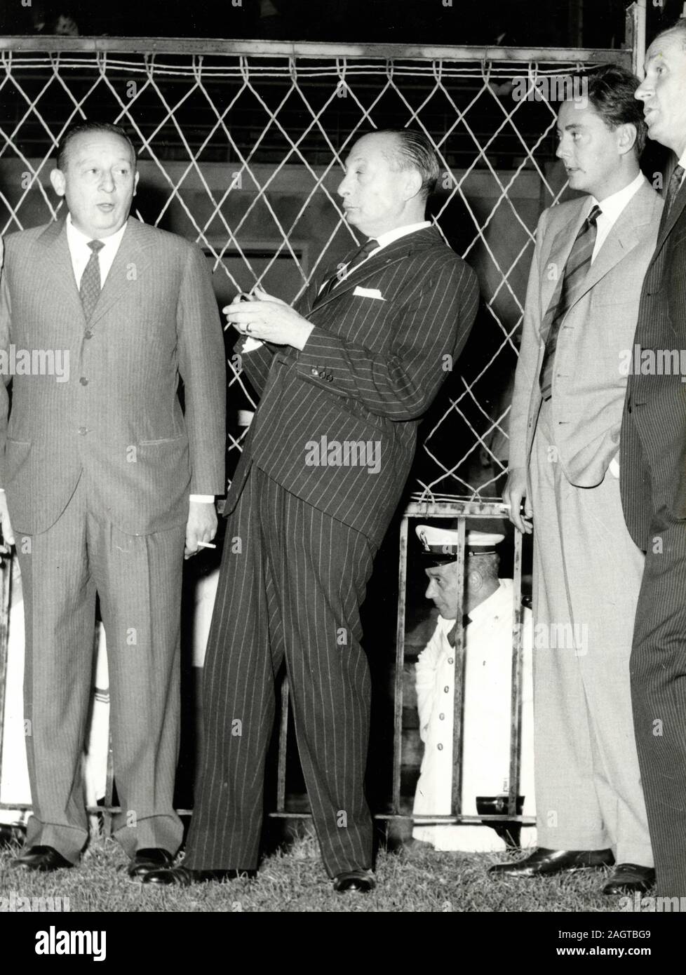 Politico italiano Pasquale e Alberto Folchi con Umberto Agnelli per la Juventus Football Match, Torino, Italia degli anni sessanta Foto Stock