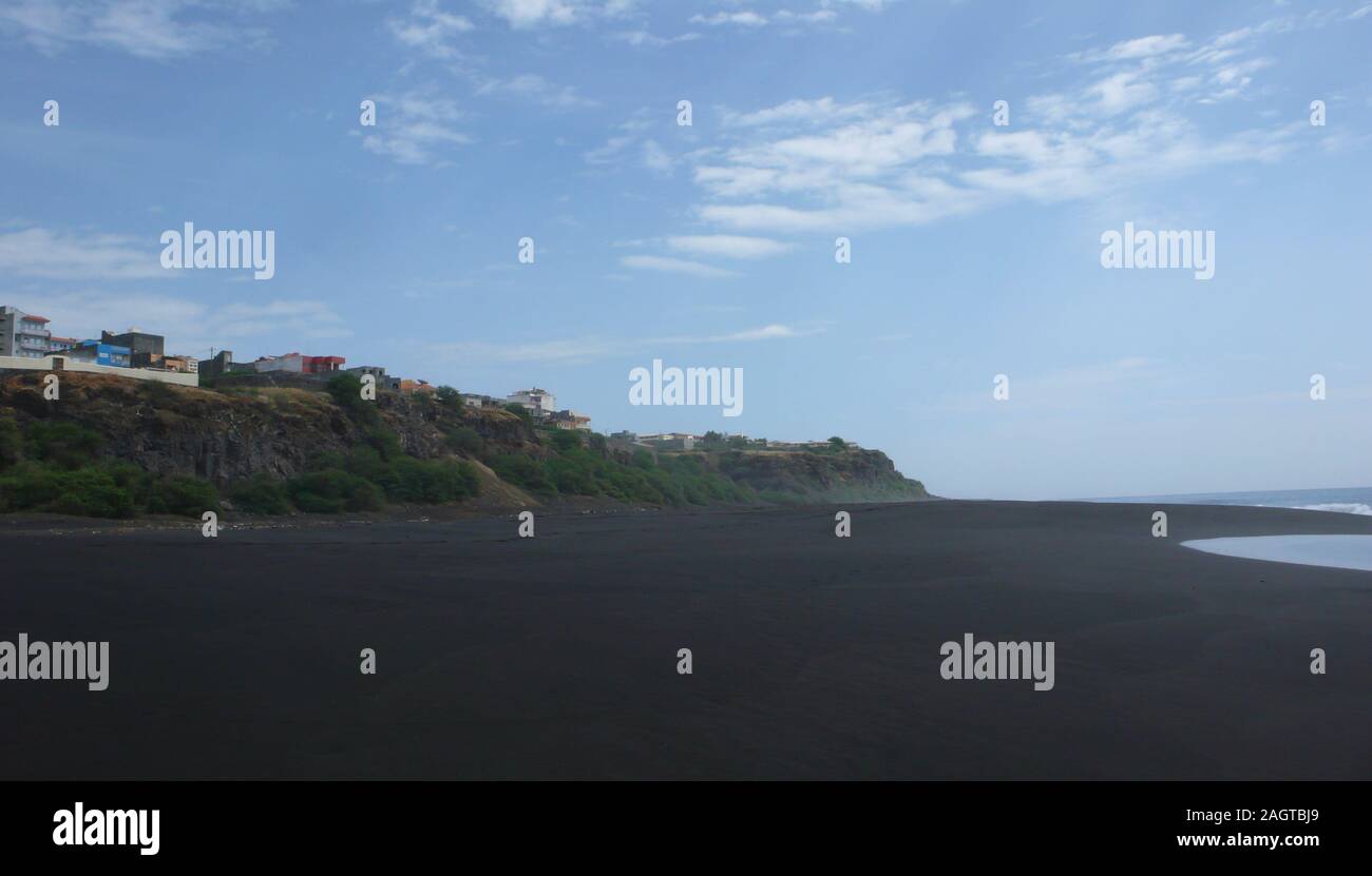 Vista di lava nera spiaggia di sabbia e frastagliate coste selvagge sull isola di Fogo a Capo Verde Foto Stock