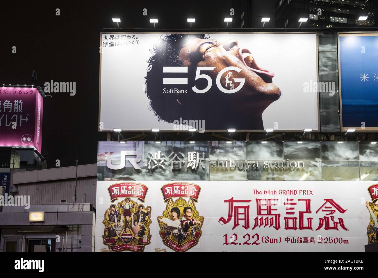 Tokyo, Giappone. Xix Dec, 2019. Multinazionale giapponese conglomerato di contenimento di SoftBank annuncia su un cartellone un 5G ad alta velocità alla rete internet in Tokyo. Credito: Budrul Chukrut SOPA/images/ZUMA filo/Alamy Live News Foto Stock