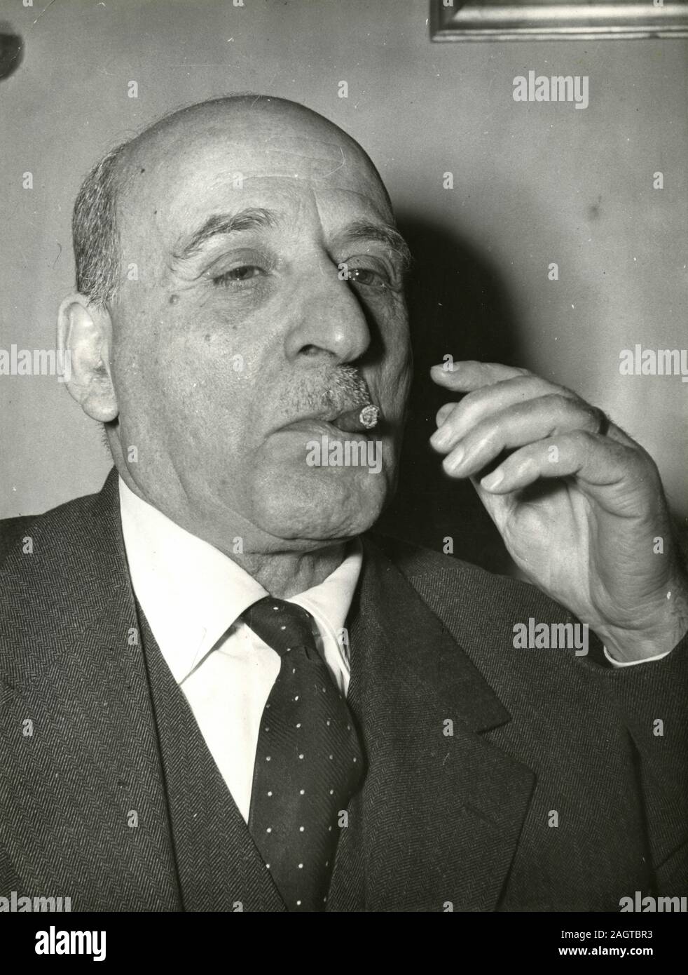 Politico italiano il ministro Umberto Tupini di fumare un sigaro, Roma, Italia degli anni sessanta Foto Stock