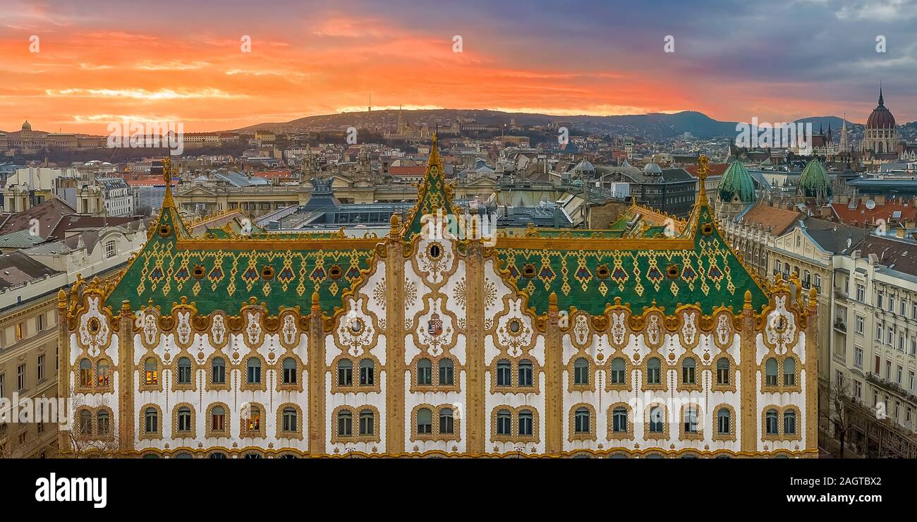 Incredibile tetto in Budapest, Ungheria. Tesoreria di stato edificio con parlamento ungherese nel periodo invernale. Tutte le tegole sul tetto realizzato dalla famosa in tutto il mondo Foto Stock