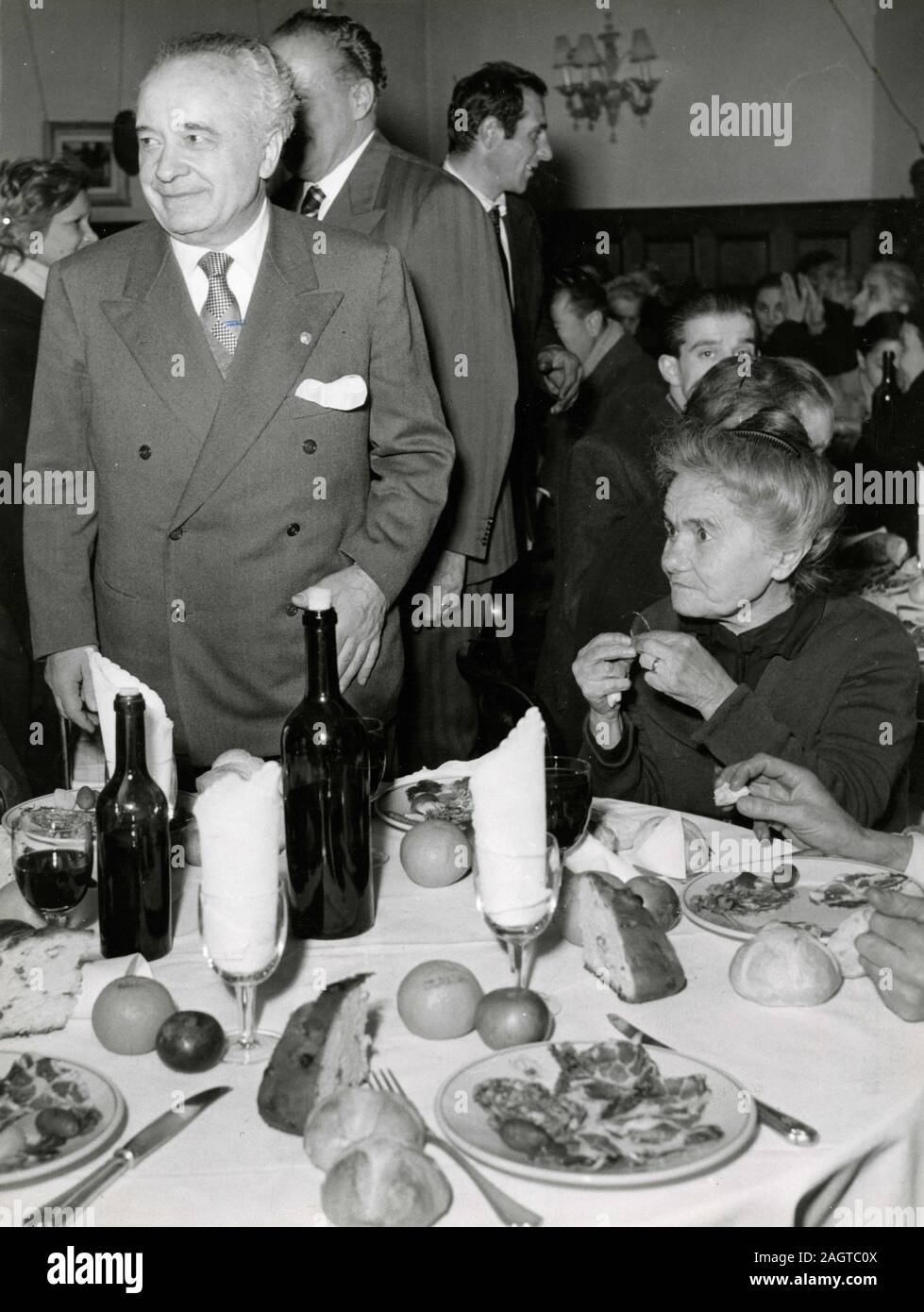 Politico italiano Ministro Ezio Vigorelli alla cena di Natale per i poveri, Milano, Italia 1954 Foto Stock