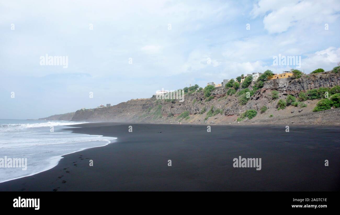 Vista di lava nera spiaggia di sabbia e frastagliate coste selvagge sull isola di Fogo a Capo Verde Foto Stock