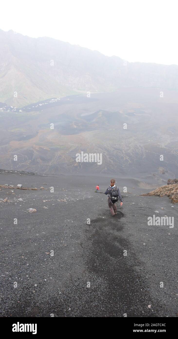Alcuni escursionisti scendendo il Pico de Fogo vulcano sull isola di Fogo a Capo Verde Foto Stock