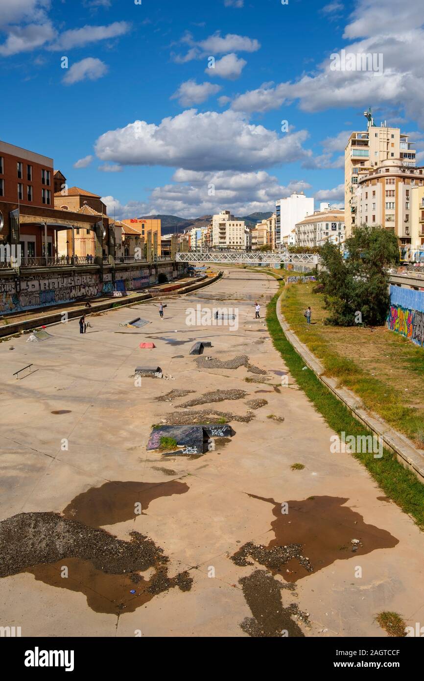 NH hotel e Guadalmedina fiume canale. Malaga, Costa del Sol, Andalusia nel sud della Spagna. Europa Foto Stock