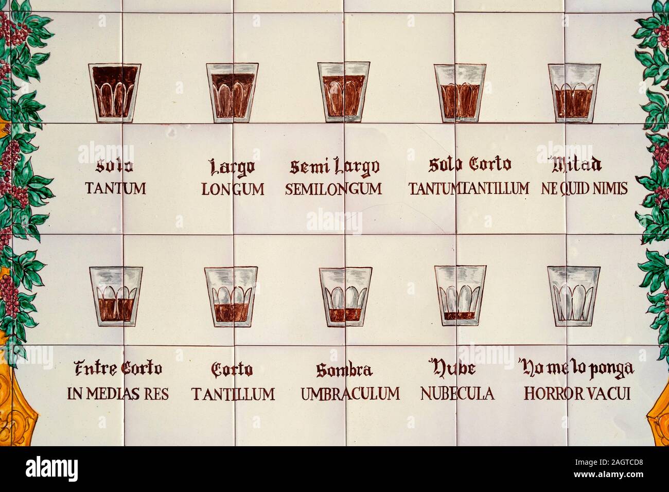 Le piastrelle di ceramica murale che mostra diversi modi di servire il caffè a Málaga capitale. Costa del Sol, Andalusia nel sud della Spagna. Europa Foto Stock