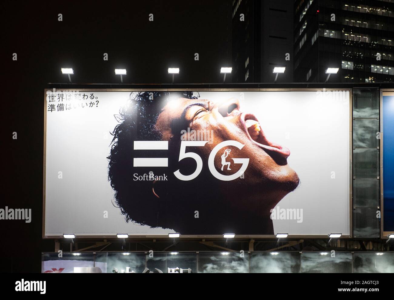 Multinazionale giapponese conglomerato di contenimento di SoftBank annuncia su un cartellone un 5G ad alta velocità alla rete internet in Tokyo. Foto Stock