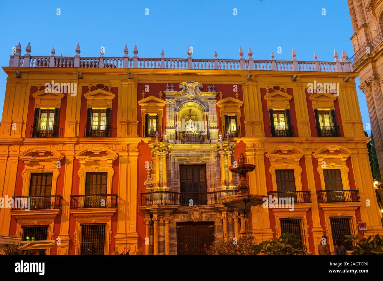 Edificio religioso del palazzo vescovile al crepuscolo, Malaga. Costa del Sol, Andalusia nel sud della Spagna. Europa Foto Stock