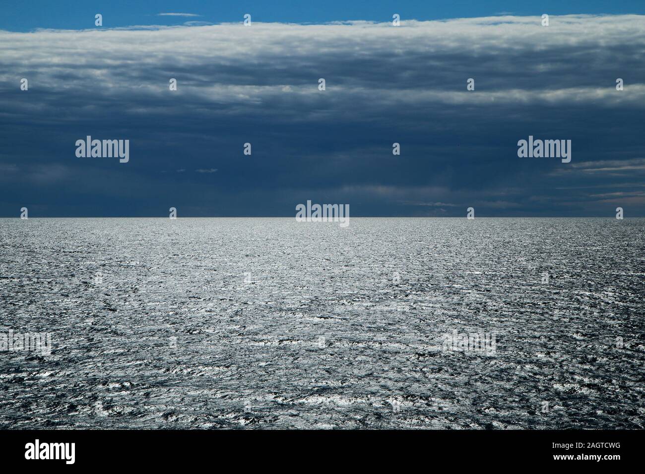 L'immagine da un traghetto tra la Svezia e la Finlandia. Il contrasto tra il cielo nuvoloso scuro e brillante acqua con sun riflessione. Foto Stock