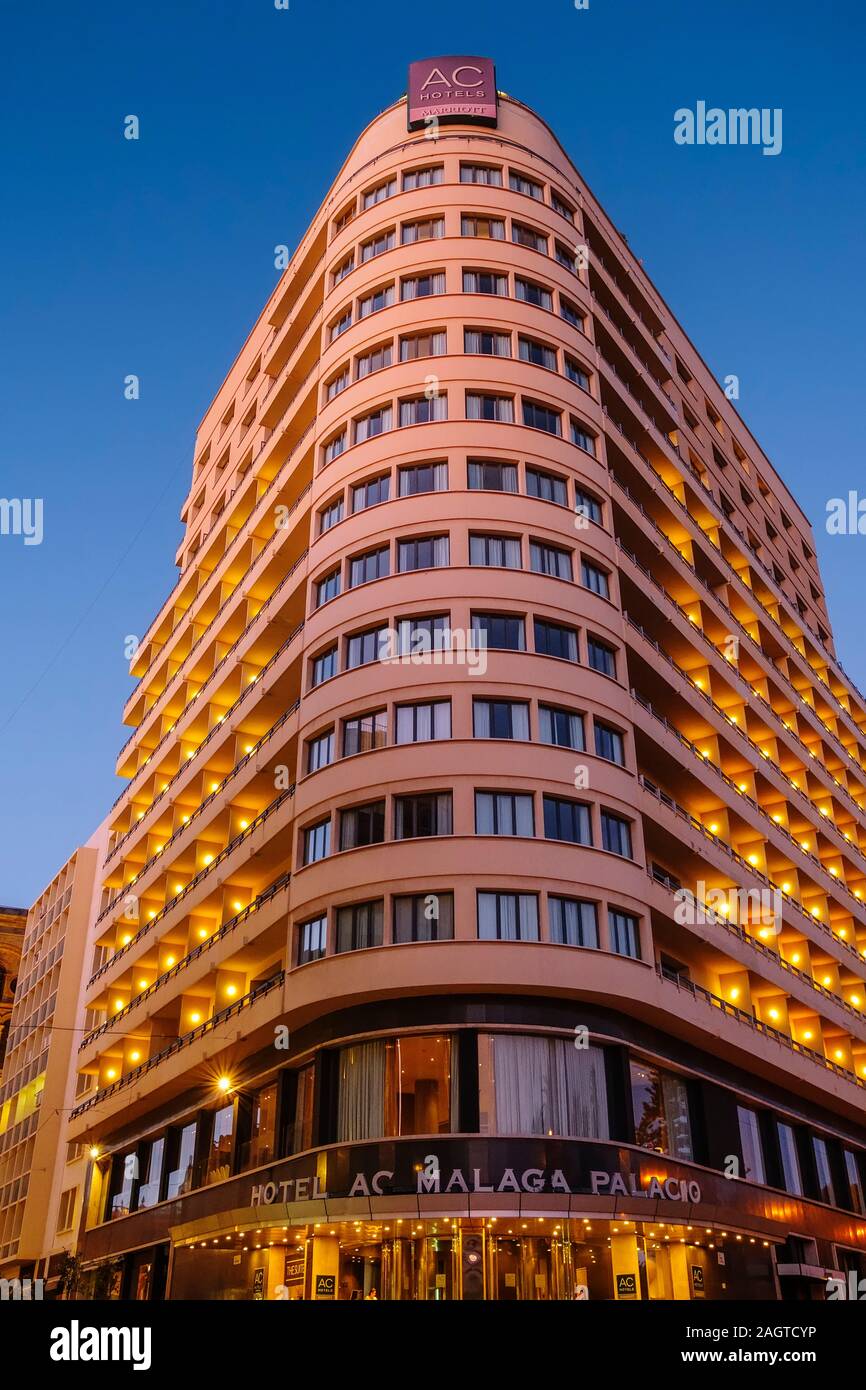 AC Hotel Malaga Palacio al crepuscolo, Malaga. Costa del Sol, Andalusia nel sud della Spagna. Europa Foto Stock