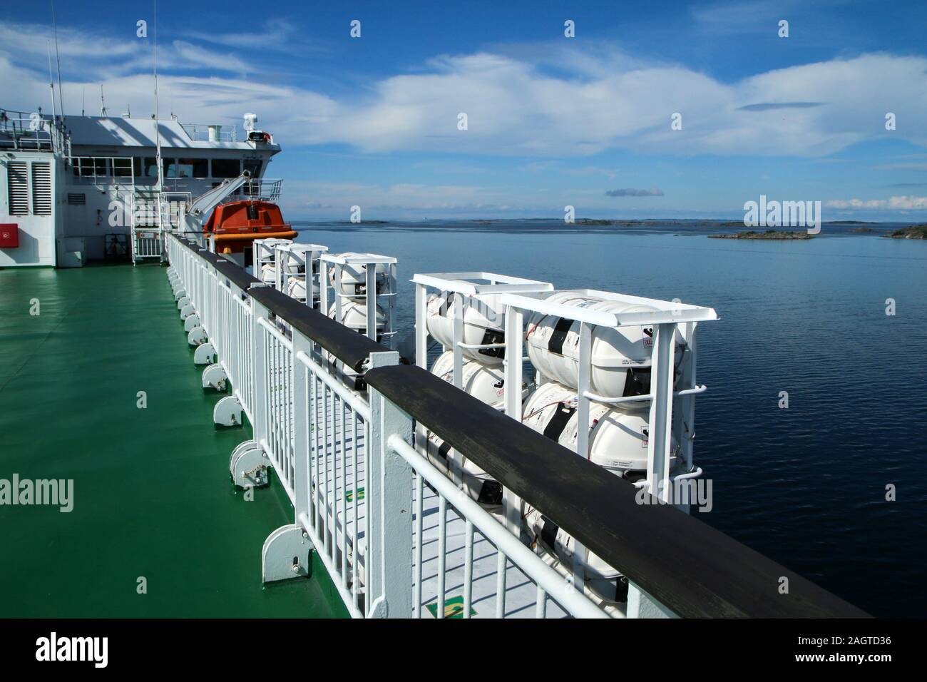 L'immagine da un traghetto tra la Svezia e la Finlandia. Il ponte superiore e le attrezzature di sicurezza sul lato sono visibili. Foto Stock