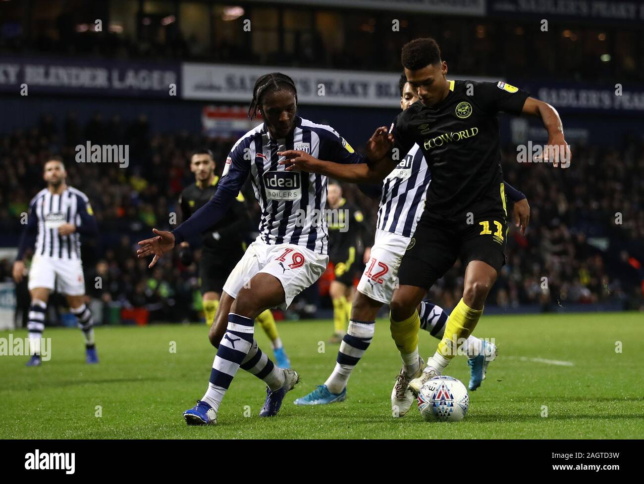 Brentford's Ollie Watkins (destra) e West Bromwich Albion's Romaine Segatori battaglia per la sfera durante il cielo di scommessa match del campionato al The Hawthorns, West Bromwich. Foto Stock