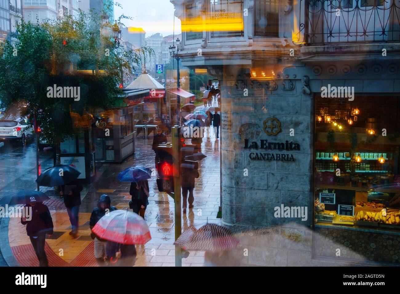 Persone che camminano con ombrelloni in un giorno di pioggia in inverno, Santander. Cantabria spagna. Europa Foto Stock