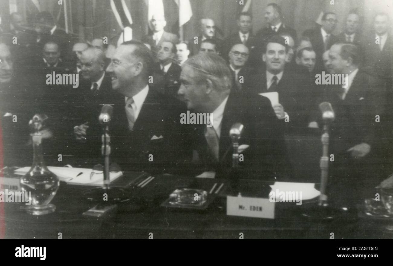 Il Ministro degli esteri britannico Anthony Eden a un gruppo internazionale, 1960s Foto Stock