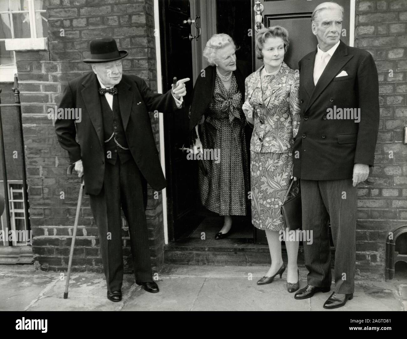 Ex primo ministro britannico Sir Winston Churchill e Lady con Anthony Eden e Lady per un pranzo a Hyde Park Gate, London, Regno Unito 1961 Foto Stock