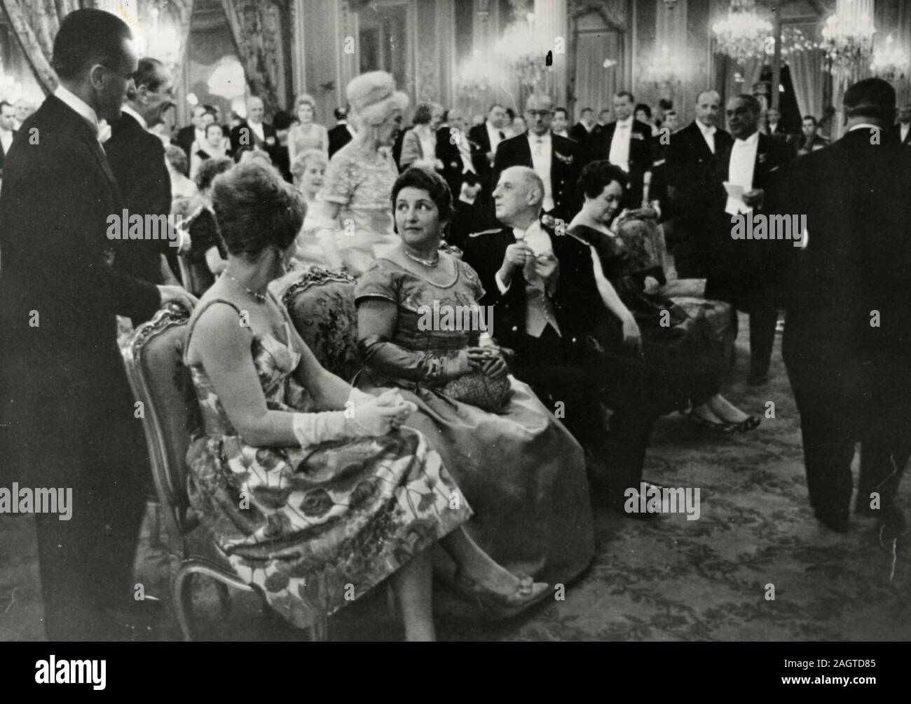 Il Presidente francese Charles de Gaulle e la signora alla reception dei diplomatici, Palais de L'Elysee, Parigi, Francia 1960 Foto Stock