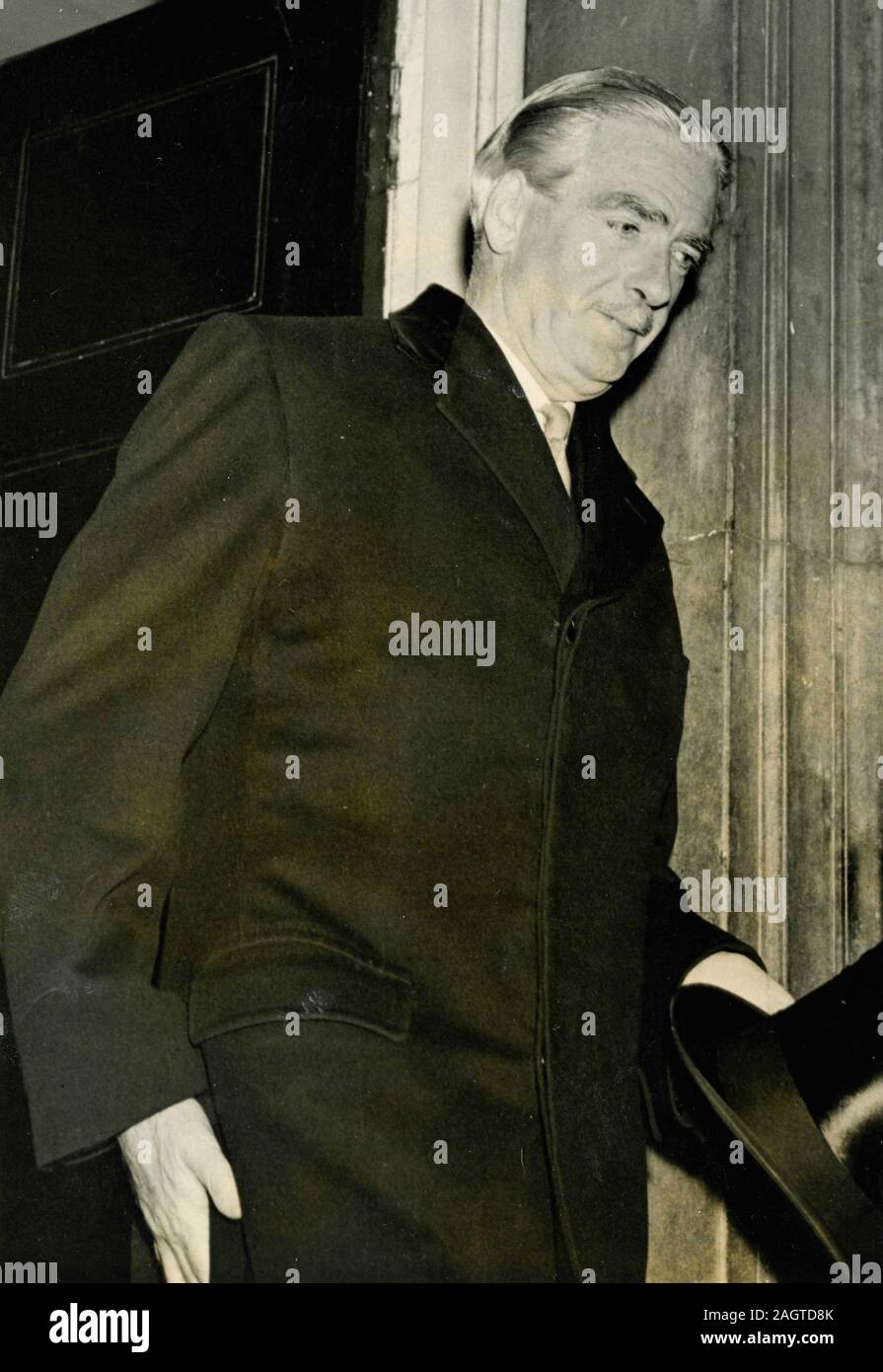 Primo Ministro britannico Anthony Eden lasciando n. 10 Downing Street, Londra, Regno Unito 1957 Foto Stock