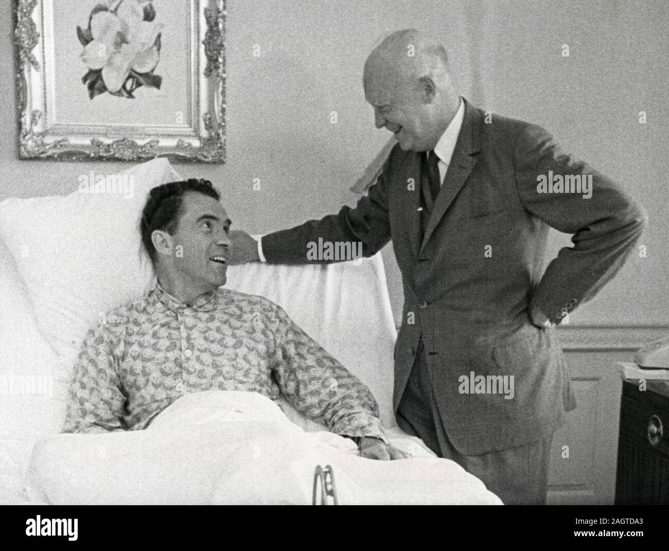 Il presidente statunitense Dwight Eisenhower chiacchierando con difficoltà il Vice-presidente Richard Nixon, Washington, DC, Stati Uniti d'America 1960 Foto Stock