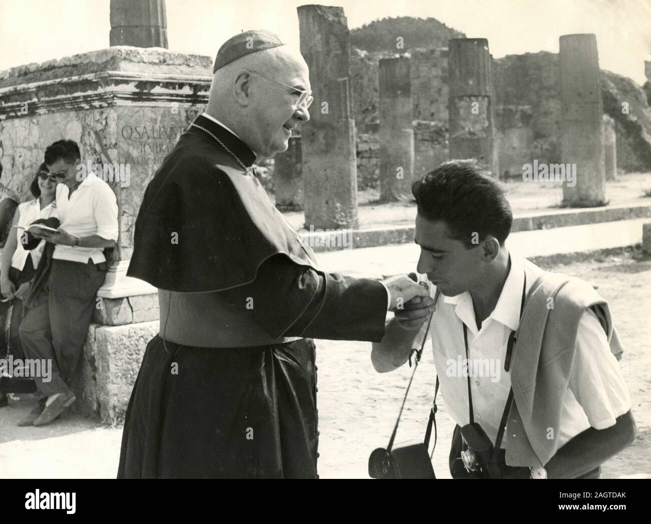 Cardinali Francesco Spellman visitare Pompei accompagnati dai pellegrini, Italia 1952 Foto Stock