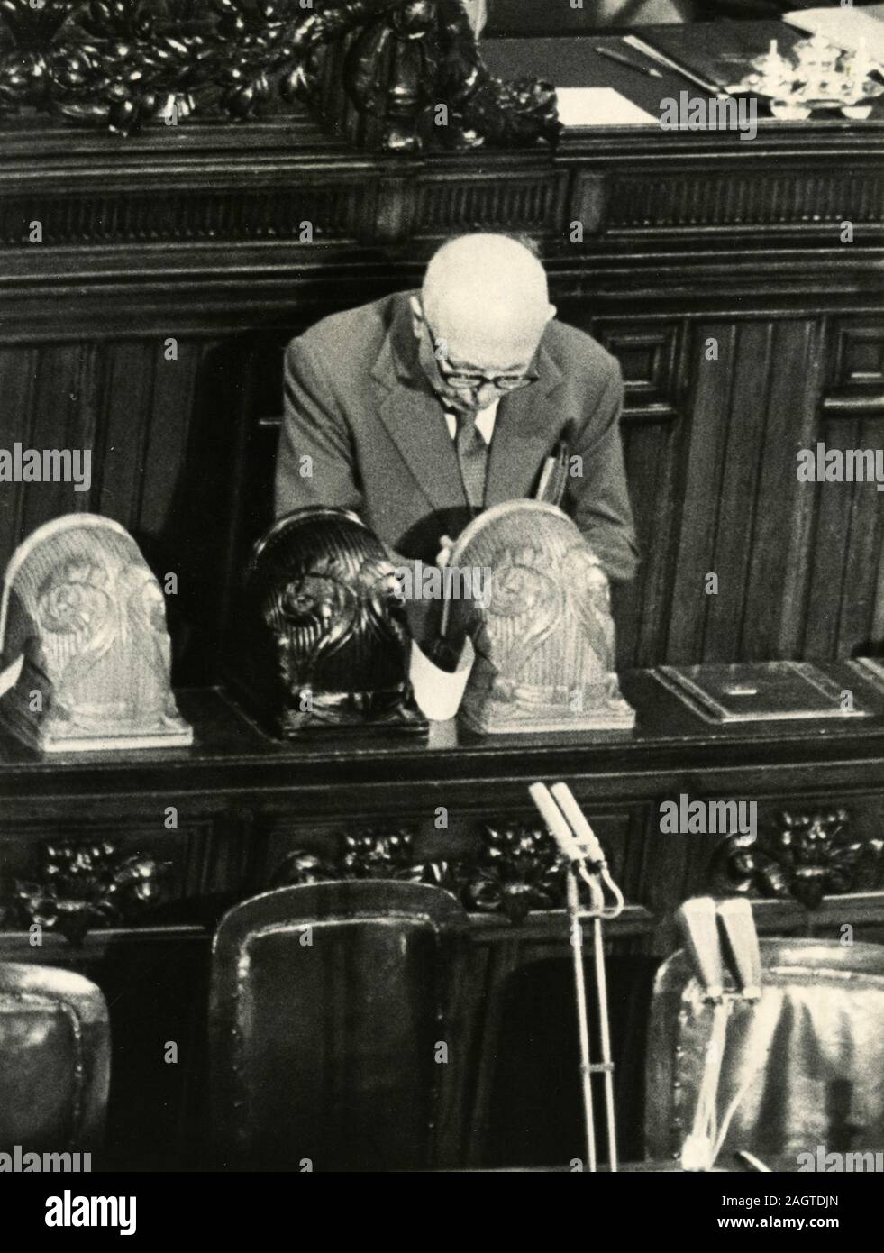 Politico italiano del PSI Partito socialista Pietro Nenni parlando al Parlamento, Roma, Italia 1961 Foto Stock