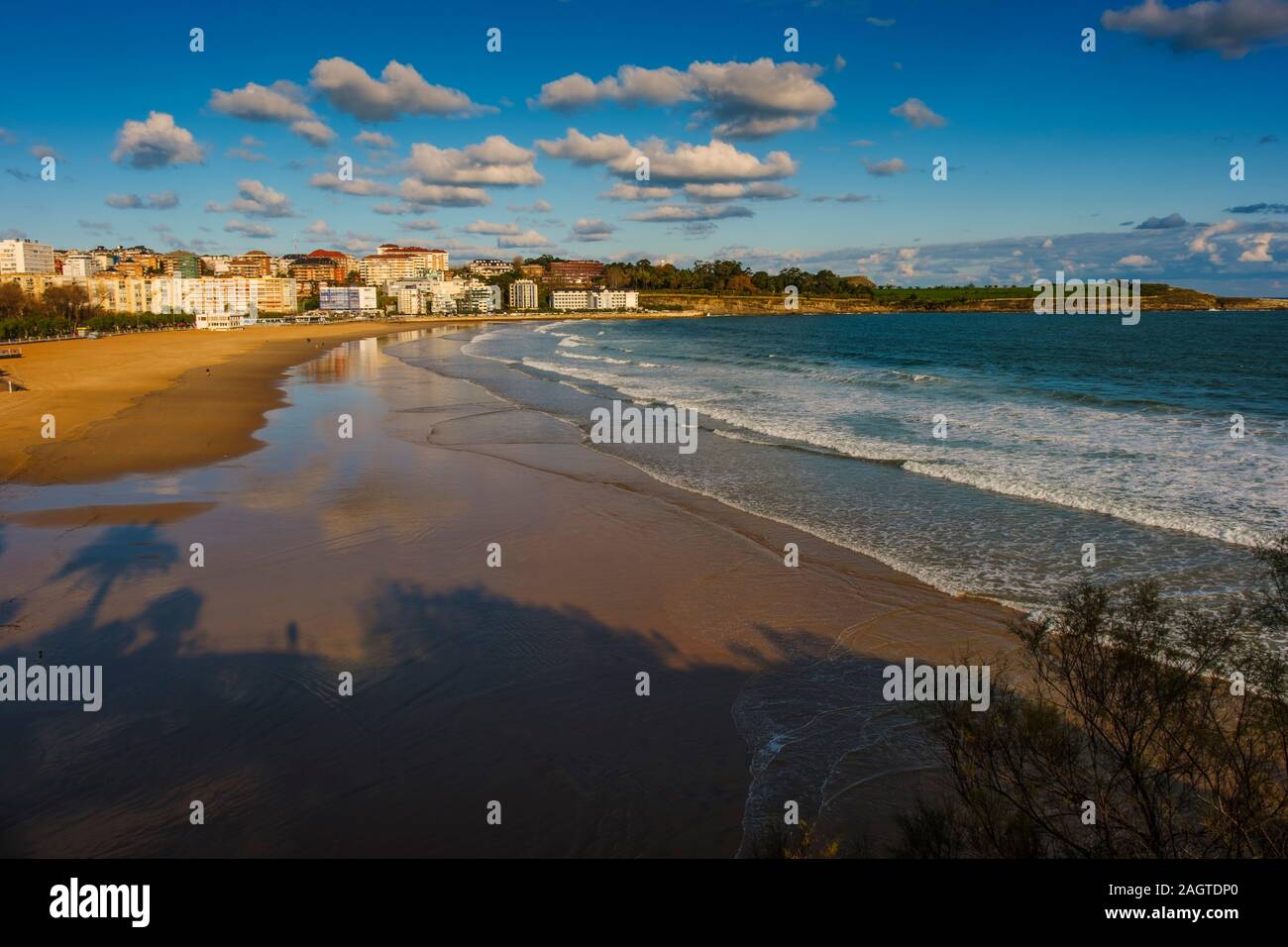 Vista panoramica della spiaggia di Sardinero. su una giornata invernale, Mare Cantabrico Santander. Cantabria spagna. Europa Foto Stock