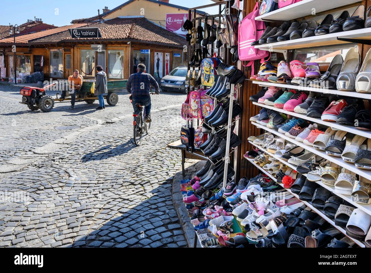 Negozi nel Vecchio Bazar Ottomano nella città di Gjakova, Đakovica, nella Repubblica del Kosovo nei Balcani centrali. Foto Stock