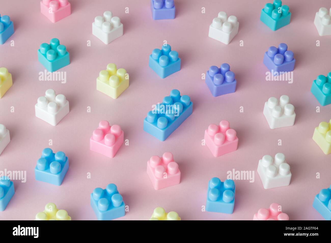 Costruzione in plastica blocchi modello giocattolo sul rosa pastello minima di sfondo concetto creativo. Foto Stock