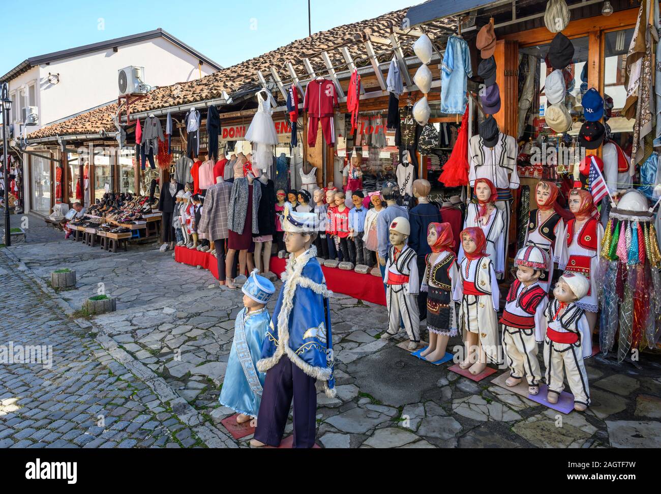 Abiti tradizionali per la vendita nel Vecchio Bazar Ottomano nella città di Gjakova, Đakovica, nella Repubblica del Kosovo nei Balcani centrali. Foto Stock