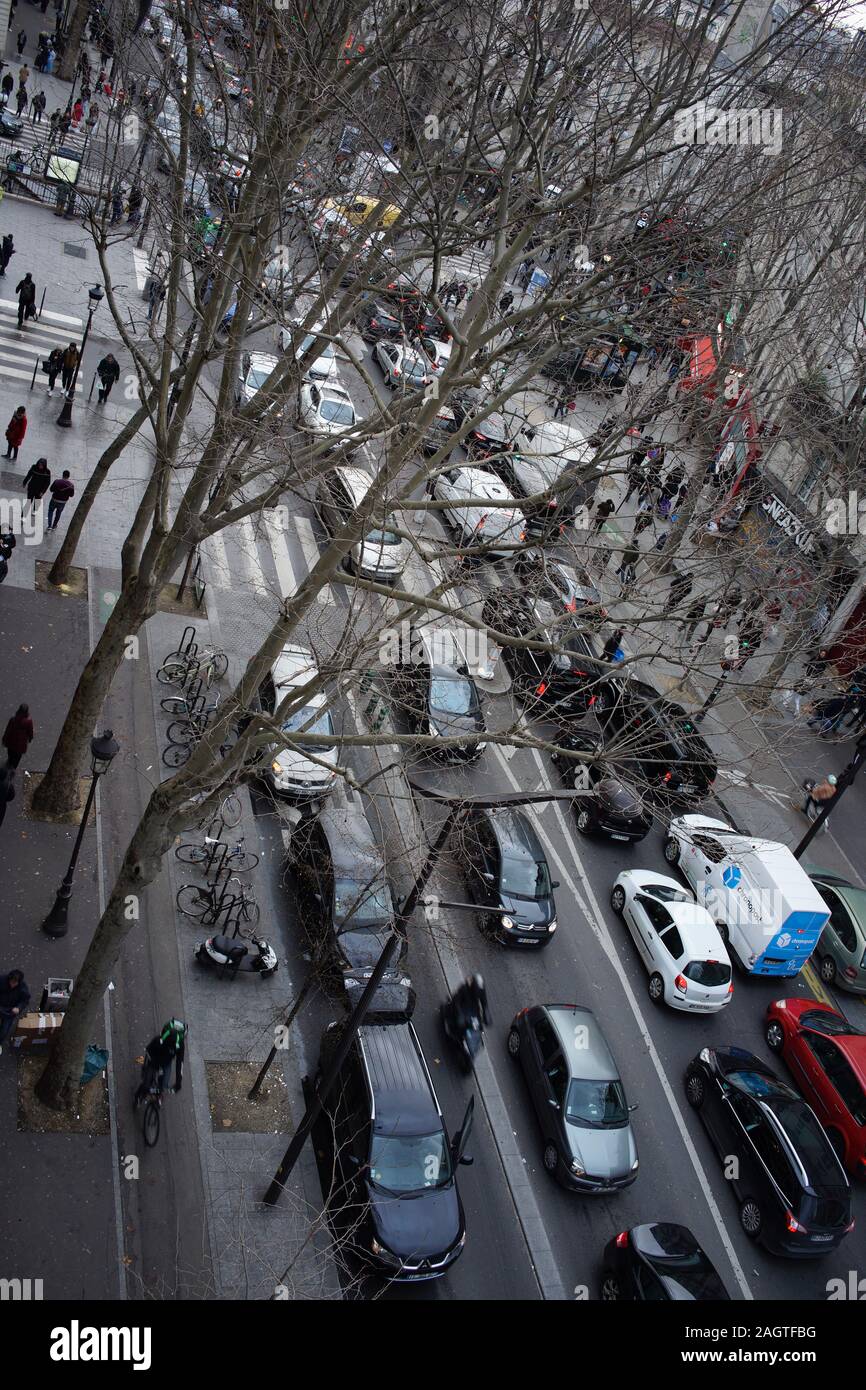 Il traffico a un fermo come uno sciopero continua nel Natale, causando caos, Boulevard Barbès, Parigi, 21 Dicembre 2019 Foto Stock