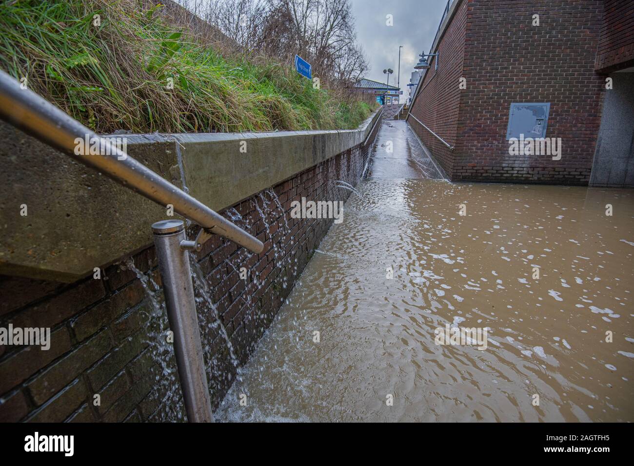 Maidstone Kent, Inghilterra - 21 DIC 2019: Maidstone centro città durante l'alluvione del fiume Medway Foto Stock