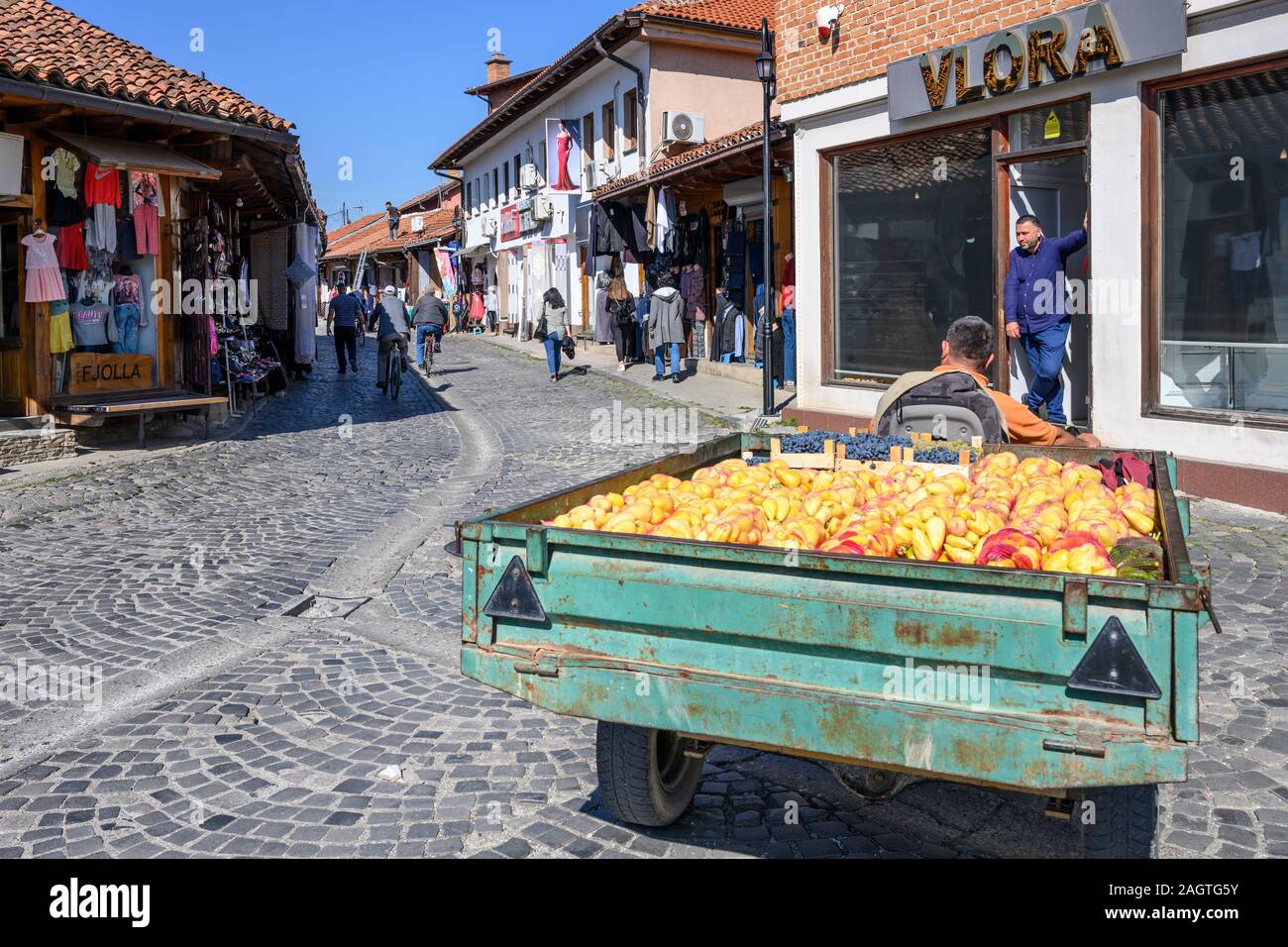 La vendita di frutta e verdura da un rimorchio nel Vecchio Bazar Ottomano nella città di Gjakova, Đakovica, nella Repubblica del Kosovo nella centrale esitano di fronte Foto Stock