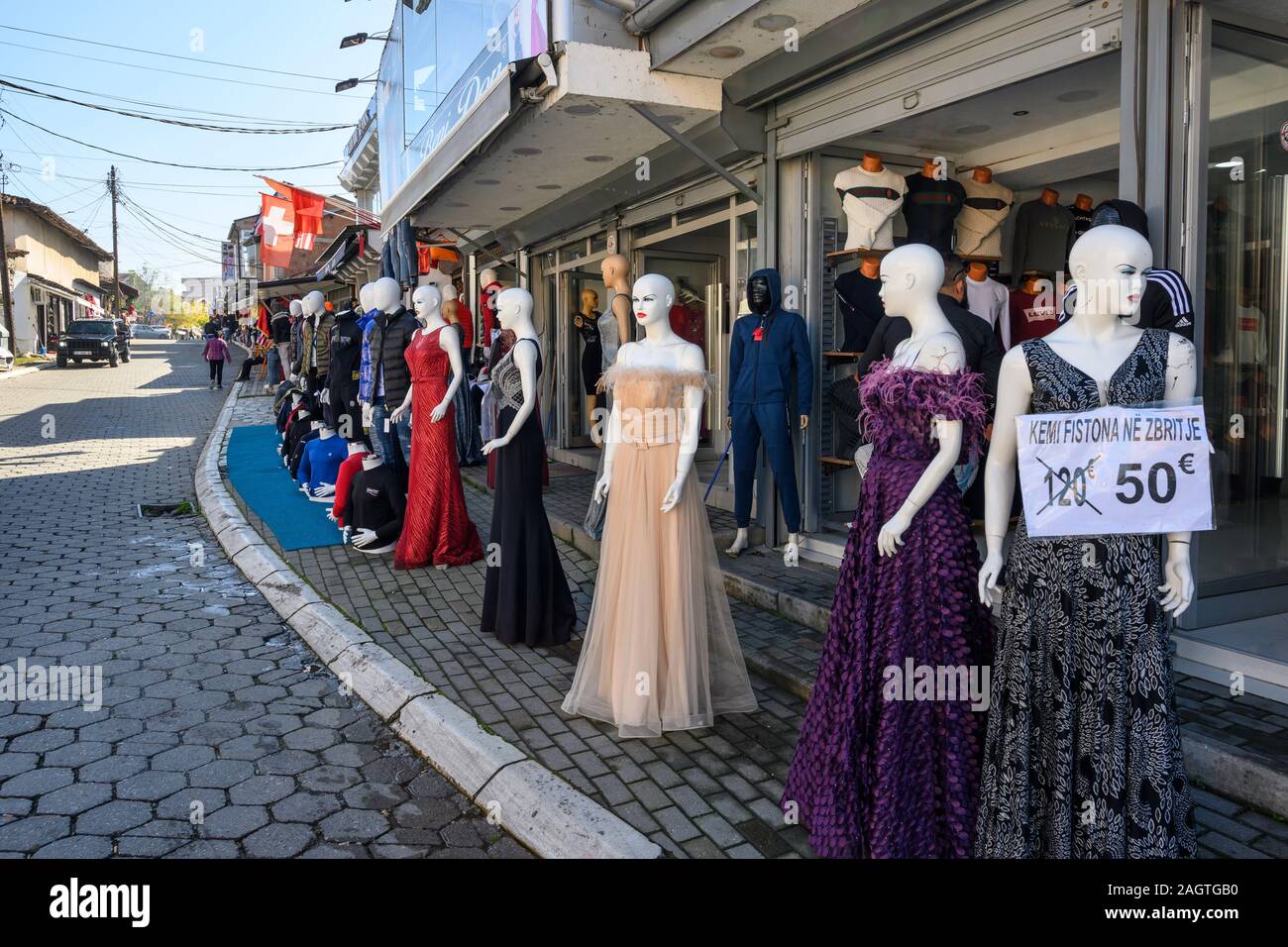 Mannequins al di fuori di un abito femminile shop nel Vecchio Bazar Ottomano nella città di Gjakova, Đakovica, nella Repubblica del Kosovo nei Balcani centrali. Foto Stock