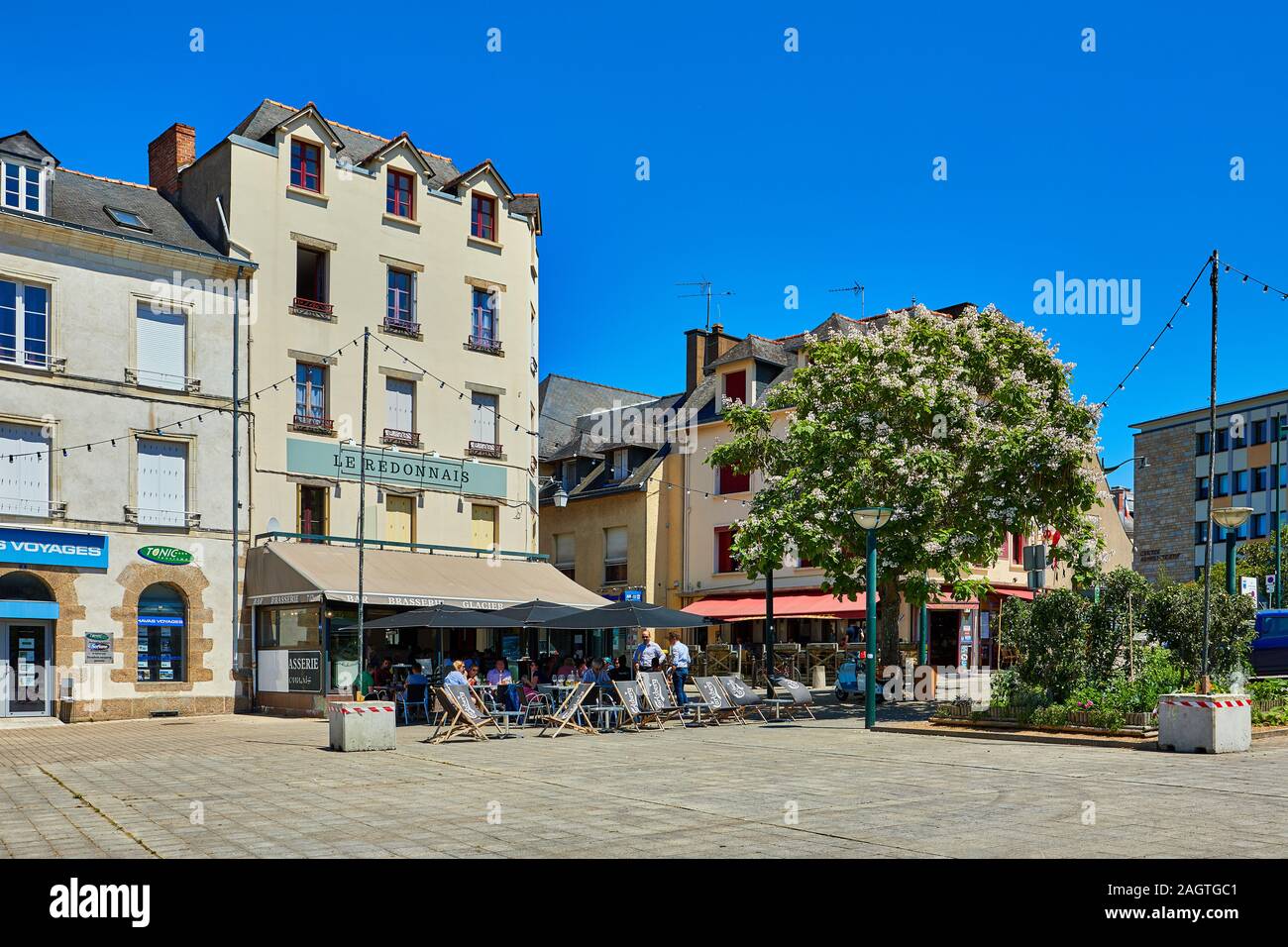 Immagine di Redon, Place de Bretagne. Redon è una popolare destinazione turistica se il sud della Bretagna, Francia. Con lo shopping, ristoranti, stazione ferroviaria Foto Stock