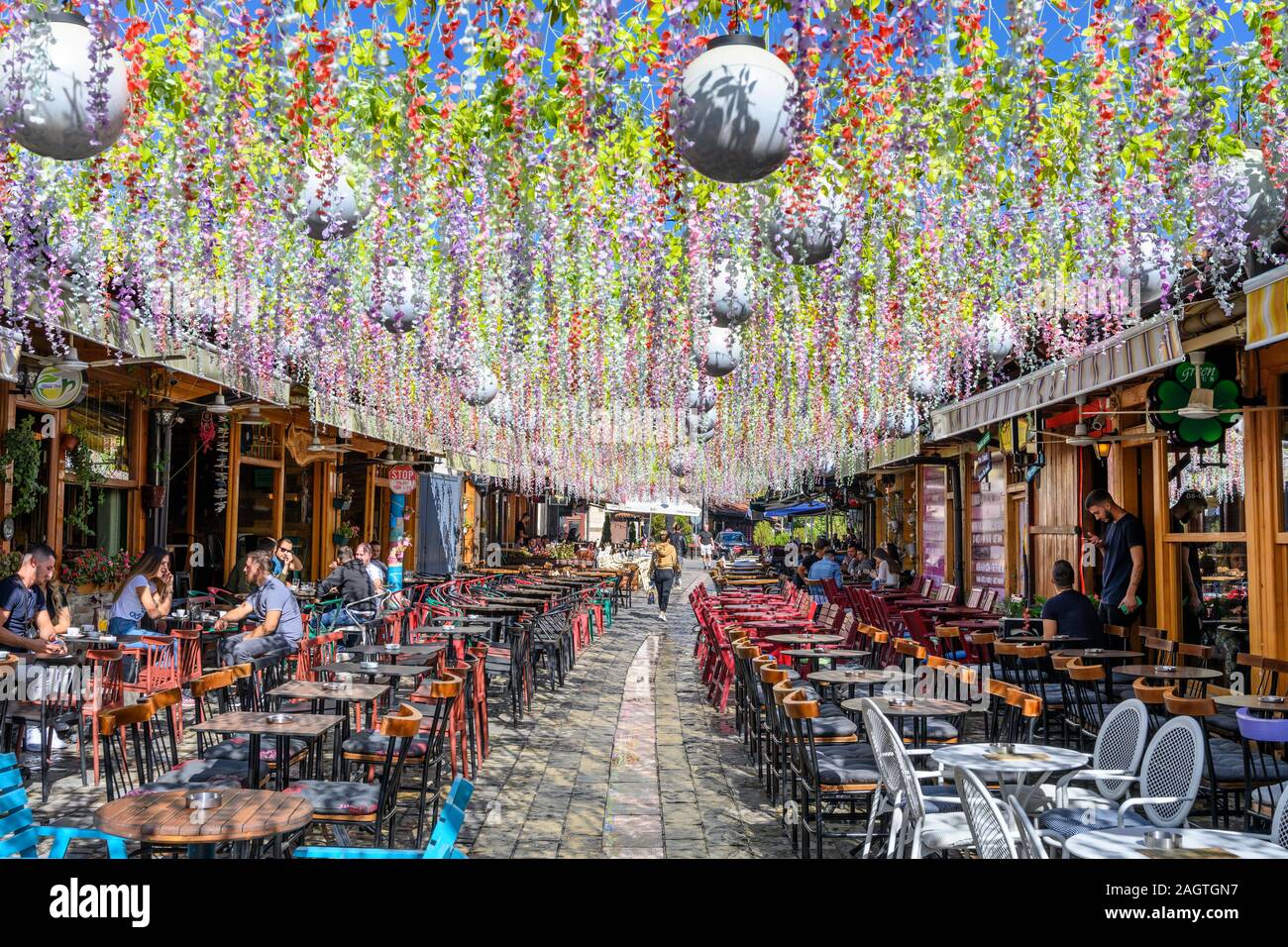 Le caffetterie e i bar nel vecchio bazar ottomano distric nella città di Gjakova, Đakovica, nella Repubblica del Kosovo, centrale Balcani. Foto Stock