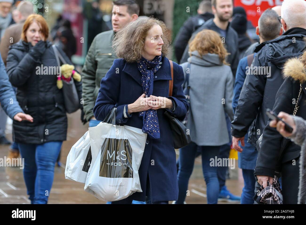 Dicembre 21, 2019, London, Regno Unito: una donna con borse per lo shopping di Oxford Street nel West End di Londra con soli tre giornate di shopping fino al giorno di Natale. (Credito Immagine: © Steve Taylor/SOPA immagini via ZUMA filo) Foto Stock