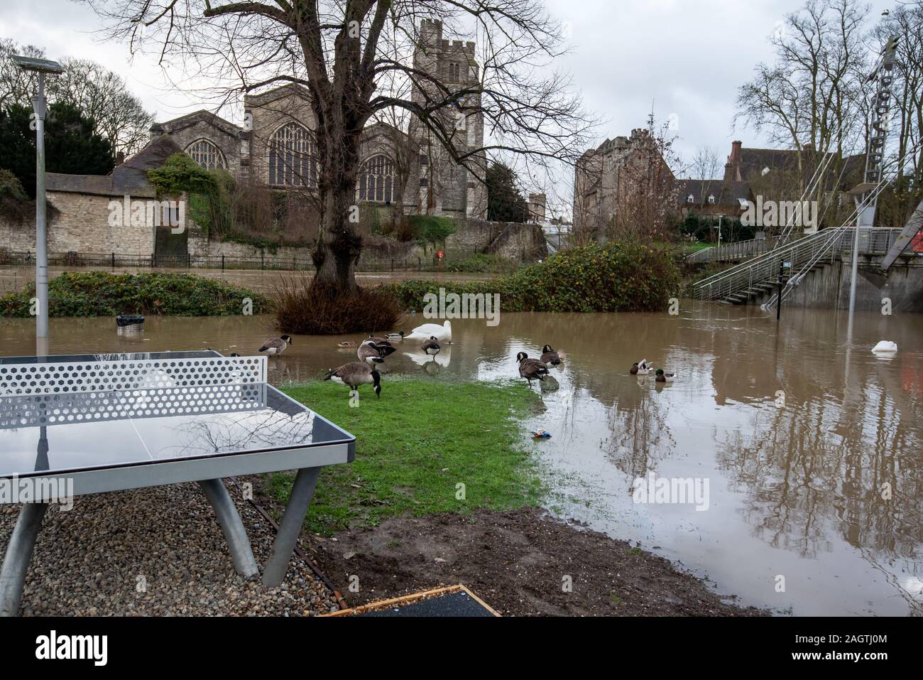 Maidstone Kent, Inghilterra - 21 DIC 2019: centro città e Lockmeadow Millenium Bridge durante l'alluvione. Foto Stock