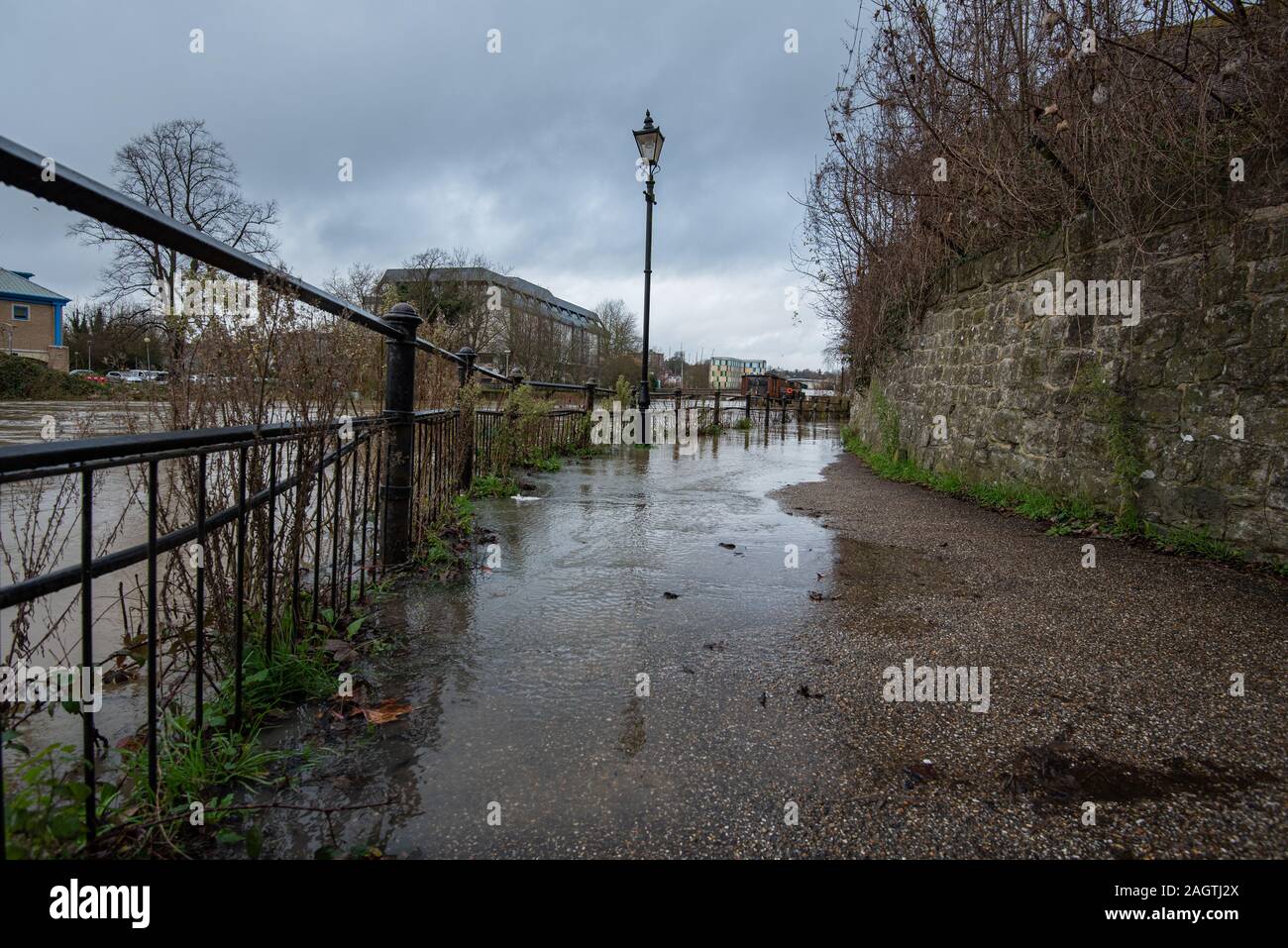 Maidstone Kent, Inghilterra - 21 DIC 2019: Maidstone centro città durante l'alluvione del fiume Medway Foto Stock