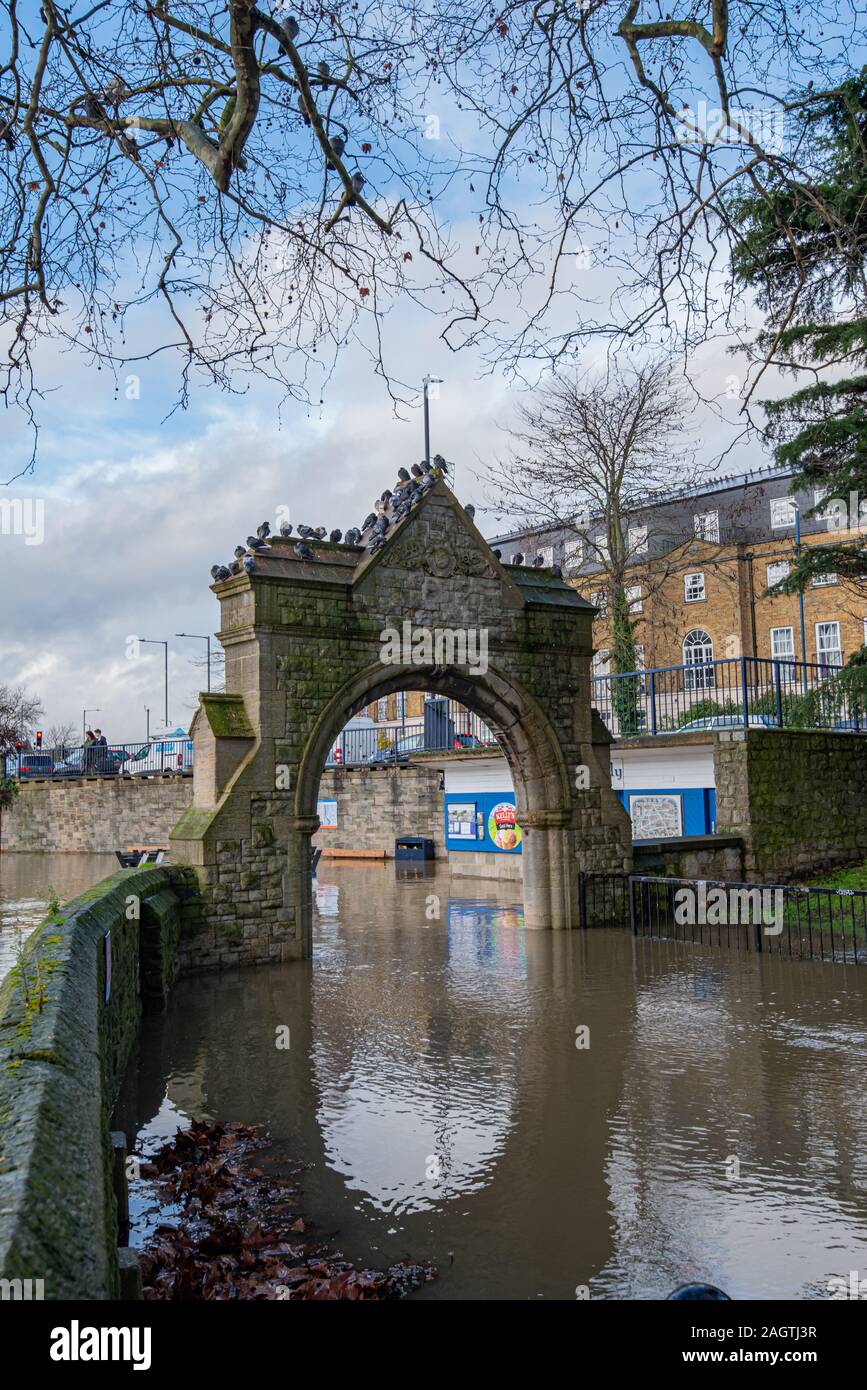Maidstone, Kent, Inghilterra - 21 dicembre 2019: Kent centro città, palazzo dell'arcivescovo Maidstone durante l'alluvione del fiume Medway Foto Stock