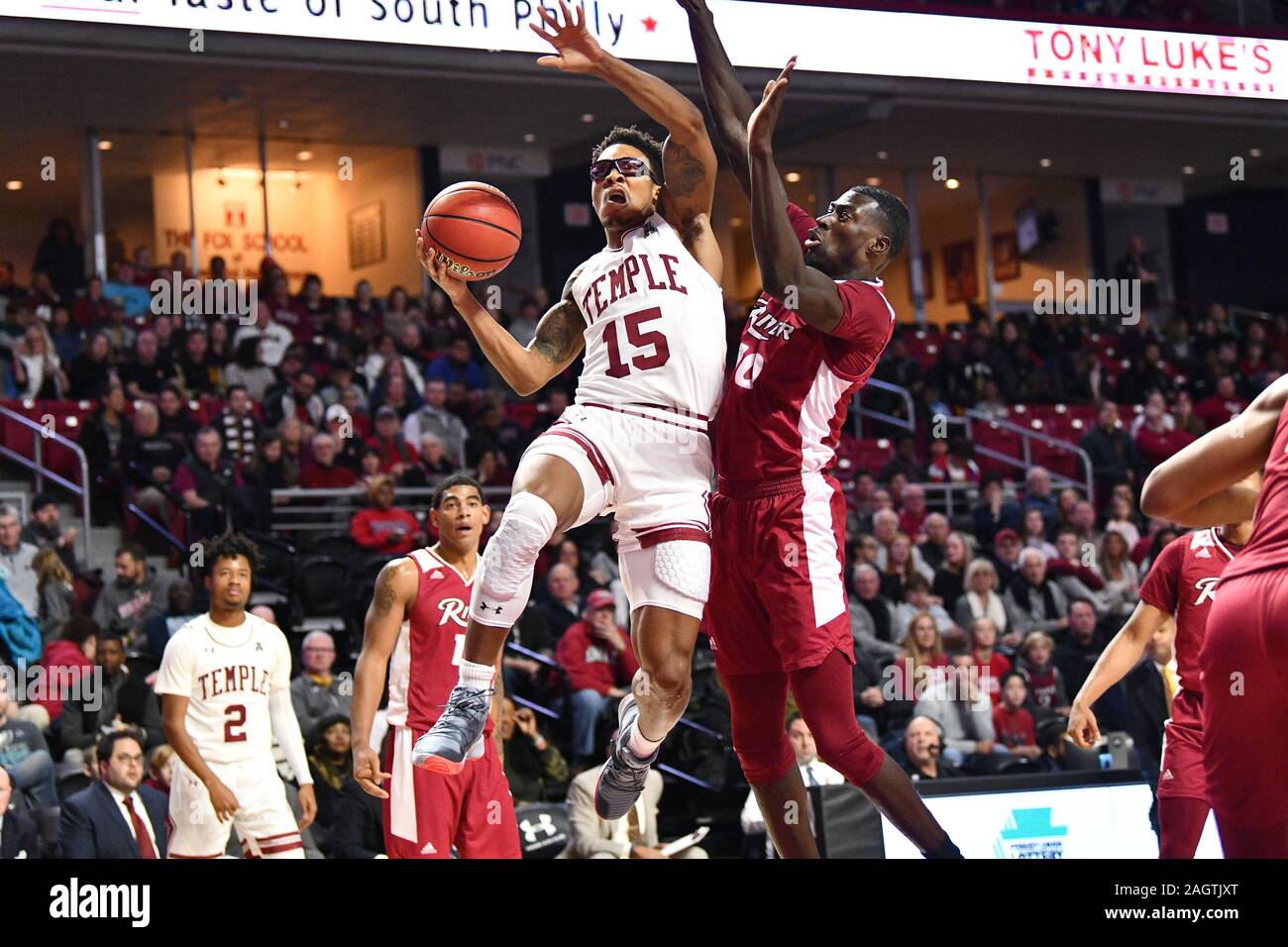 Philadelphia, Pennsylvania, USA. Xxi Dec, 2019. Tempio di gufi guard nate Pierre-louis (15) tenta di sparare mentre si scherma la sfera dal pilota in avanti Broncs AJIRI OGEMUNO-JOHNSON (10) durante il gioco del basket giocato al Liacouras Center di Philadelphia. Rider conduce Tempio 41-33 al tempo di emisaturazione. Credito: Ken Inness/ZUMA filo/Alamy Live News Foto Stock